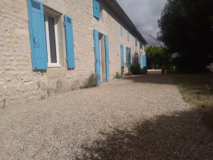 Photo de galerie - Pose graviers dans une allée