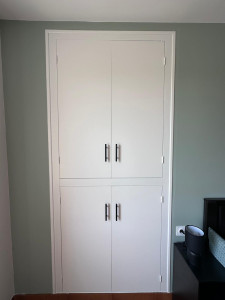 Photo de galerie - Réalisation de portes sur mesure pour refermer une niche existante, ajout de prise de courant de chaque coté du lit et mise en peinture des murs.