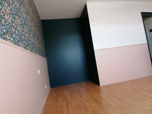 Photo de galerie - Rénovation chambre (peinture, tapisserie, électricité)
