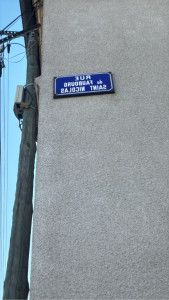 Photo de galerie - Remette une plaque d’adresse d’une ruelles 