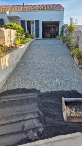 Photo de galerie - Préparations de vos allees, parkings avant pavage ou dallage empierrement 0/20 et sables de carriere et compactage.