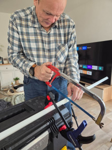 Photo de galerie - Découpe sur mesure des rails VIDGA avec outillage professionnel. Chaque installation est adaptée à la longueur exacte de votre support.