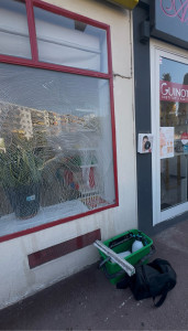 Photo de galerie - Nettoyage de vitre d’un commerce 