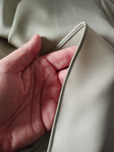 Photo de galerie - Bébé ourlet sur une robe de cérémonie 