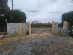 Photo de galerie - Murs pilliers préparation portail et portillon.