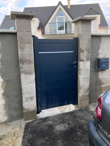 Photo de galerie - Rectification poteau et pose portillon 