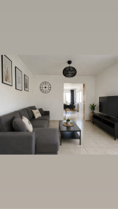 Photo de galerie - Salon très propre après ménage complet. Canapé, sol, table et poussière bien nettoyés pour un salon propre, rangé et agréable
