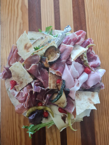 Photo de galerie - Ewemple de Plateaux de charcuterie/fromage pour 3 personnes 