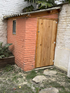 Photo de galerie - Ponçage mise en vernis, fabrication d’une porte sur-mesure pour abri de jardin