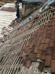 Photo de galerie - Rénovation toiture et quelques parties de la charpente ici les chevrons avec par la suite mise en place écran sous toiture et litaunage neuf et remise des tuiles de pays 