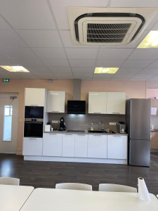 Photo de galerie - Cuisine howdens pose et fourniture du marchandises 