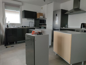 Photo de galerie - Remontage cuisine toute équipée après 
travaux (changement du carrelage).
la cuisine à été démonter  Puis remonter 
