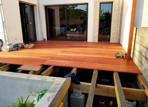 Photo de galerie - Terrasse suspendue en Padouk