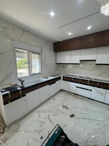 Photo de galerie - Concrétise ton rêve de cuisine avec une installation complète sur mesure, alliant design et fonctionnalité optimisée