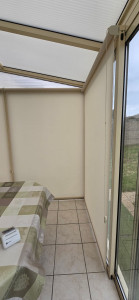 Photo de galerie - Installation de stores intérieurs sur mesure dans une véranda.
Pose propre et ajustée pour améliorer le confort, la luminosité et la protection solaire.
Finitions soignées et intégration discrète dans l’espace.