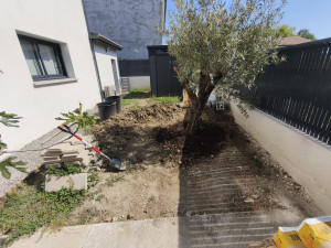 Photo de galerie - Photo avant la pose de gazon, bordure et jardinière 