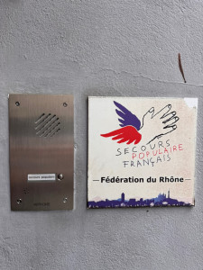 Photo de galerie - Installation d’un interphone chez le secours populaire de Lyon.