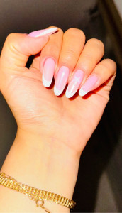 Photo de galerie - Rallongement des ongles avec du gel et French forme amende