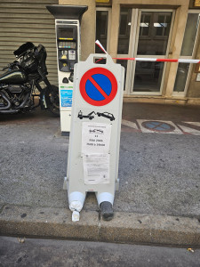 Photo de galerie - Pose panneau interdiction