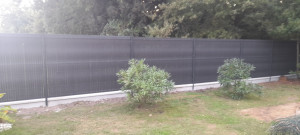 Photo de galerie - Pose d’une clôture rigide, avec soubassement et lamelle composite 