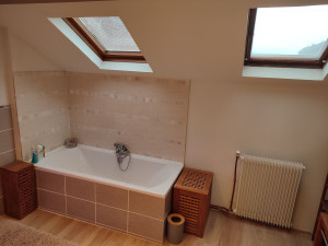 Photo de galerie - Du parquet a la pose des velux et la réalisation de la toiture. Cette salle de bain n'existait pas, et une extension a été faite pour la créer. 