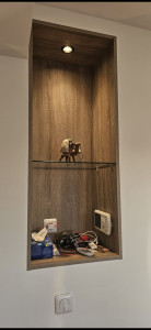 Photo de galerie - Création d'une cloison avec réflection sol en carrelage et niche en bois sur mesure 3/3