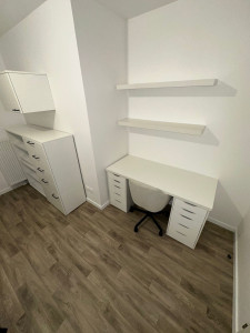 Photo de galerie - Bureau + étagères IKEA