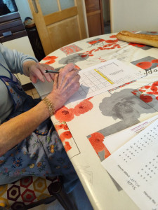 Photo de galerie - J accompagne une personne atteinte de la maladie d'Alzheimer 3 fois par semaine en lui proposant des Jeux de mémoire divers mais également être un soutient pour son mari. 