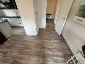 Photo de galerie - Pose de parquet avec finition soignée dans l’entrée et les pièces de vie. Travail réalisé avec précision pour un résultat propre, moderne et harmonieux.