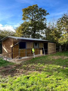 Photo de galerie - Montage box chevaux et box pour foin 