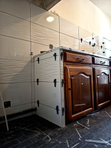 Photo de galerie - Expert en pose de carrelage (crédence, mur et sol), comme le montrent mes réalisations. Je suis aussi à l'aise pour le montage de meubles de cuisine et le petit bricolage.
Travail soigné et propre.
​N'hésitez pas à me contacter pour vos projets !