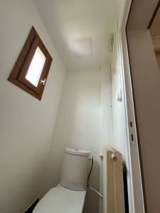 Photo de galerie - Réalisation d’un faux plafond sur secteur métallique avec BA13 et isolation du mur en BA13, polystyrène collée, enduit de finition, ponçage, peinture, remise en état complet du toilette