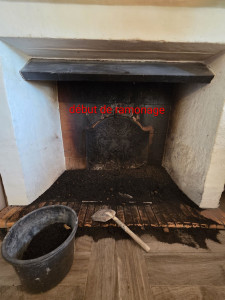 Photo de galerie - Début du ramonage de la cheminée ouverte 
