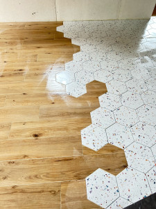 Photo de galerie - Pose de carrelage imtiation parquet 20x120cm rectifié et pose. Hexagonal 