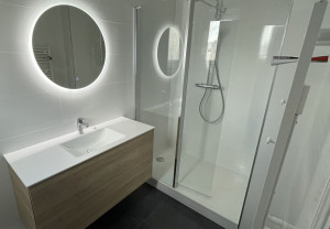 Photo de galerie - Pose de meuble/miroir à led 
pose de receveur douche
pose de paroi de douche