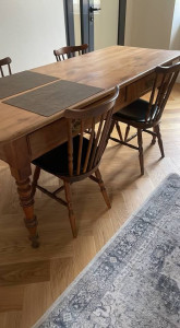 Photo de galerie - Rehausse de 7 cm d'une ancienne table.
restauration et technique d'ébénisterie.