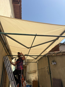 Photo de galerie - Installation store banne de 5x3 mètre avec fixation au scellement chimique 