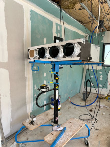 Photo de galerie - Pose de l’unité intérieure après assemblage des plénum à Pessac sur une extension