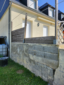 Photo de galerie - Avant : dépose de l’ancienne clôture pour monter un muret en parpaing, plus dégrossi sur le muret dessous pour enduire par la suite .