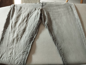 Photo de galerie - Avant/après pendant le repassage d'un jeans 
