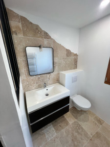 Photo de galerie - Création salle de bain complète avec pose de pierre de travertin 