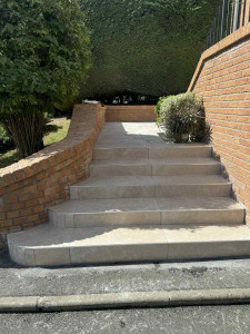 Photo de galerie - Escalier entièrement recouvert de carrelage. Les marches et contremarches sont posées avec soin pour un rendu propre et durable.