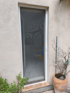 Photo de galerie - Installation d'une moustiquaire recoupable coulissante,sur porte fenêtre cuisine.
Leroy Merlin.