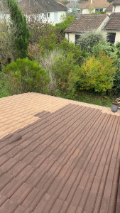 Photo de galerie - Décapage et passage en résine d’une couverture en tuiles béton