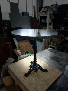 Photo de galerie - Plateau de table en béton noir ponçé