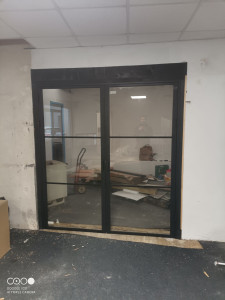 Photo de galerie - Création d'un cadre et pose du porte verrière.
