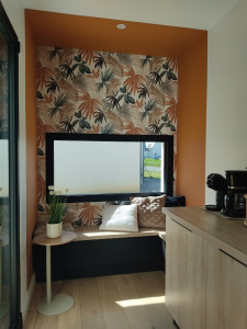 Photo de galerie - Réalisation tapisserie avec peinture