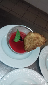 Photo de galerie - Panacotta faite maison avec coulis aux fruits rouge et sa tuile au amande maison également.