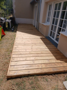 Photo de galerie - Poncage d'une terrasse & pose d'un saturateur incolore 