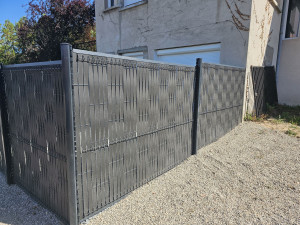 Photo de galerie - Clôture en grillage rigide avec tressage des lames d'occultation